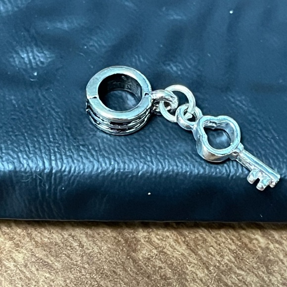 Key charm - Picture 3 of 3